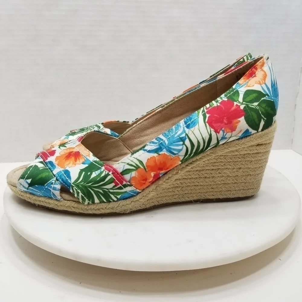 St. John's Bay Tropical print‎ 8.5 espadrille wedge